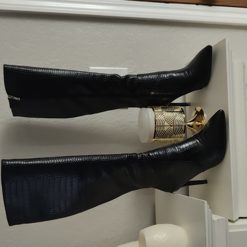Chic Black Croc-Embossed Heeled Boots